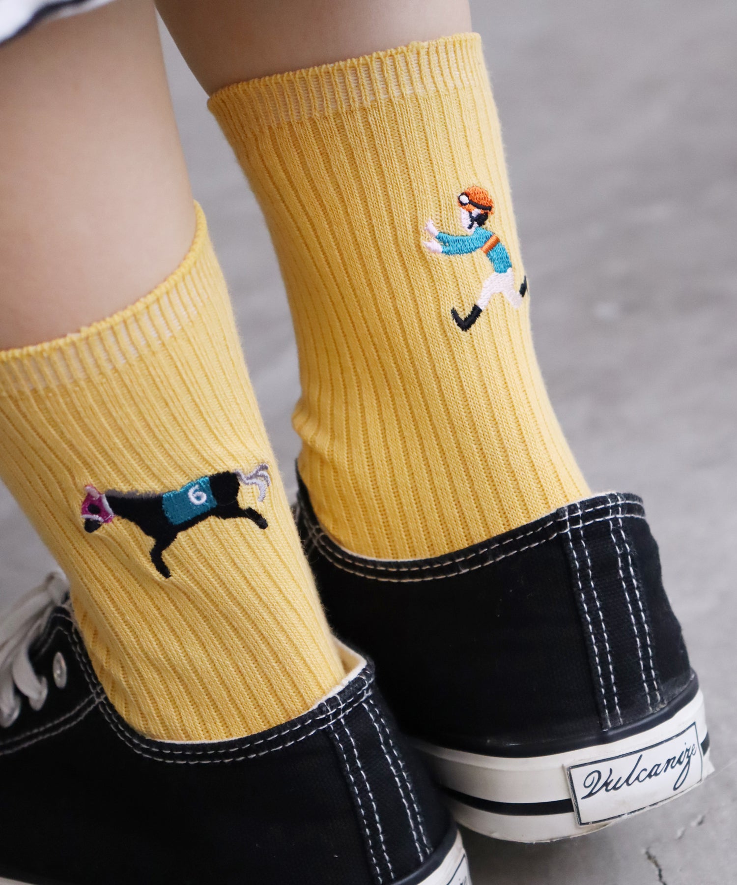 【2足組】置いて行かれてるやん 刺繍ショートソックス