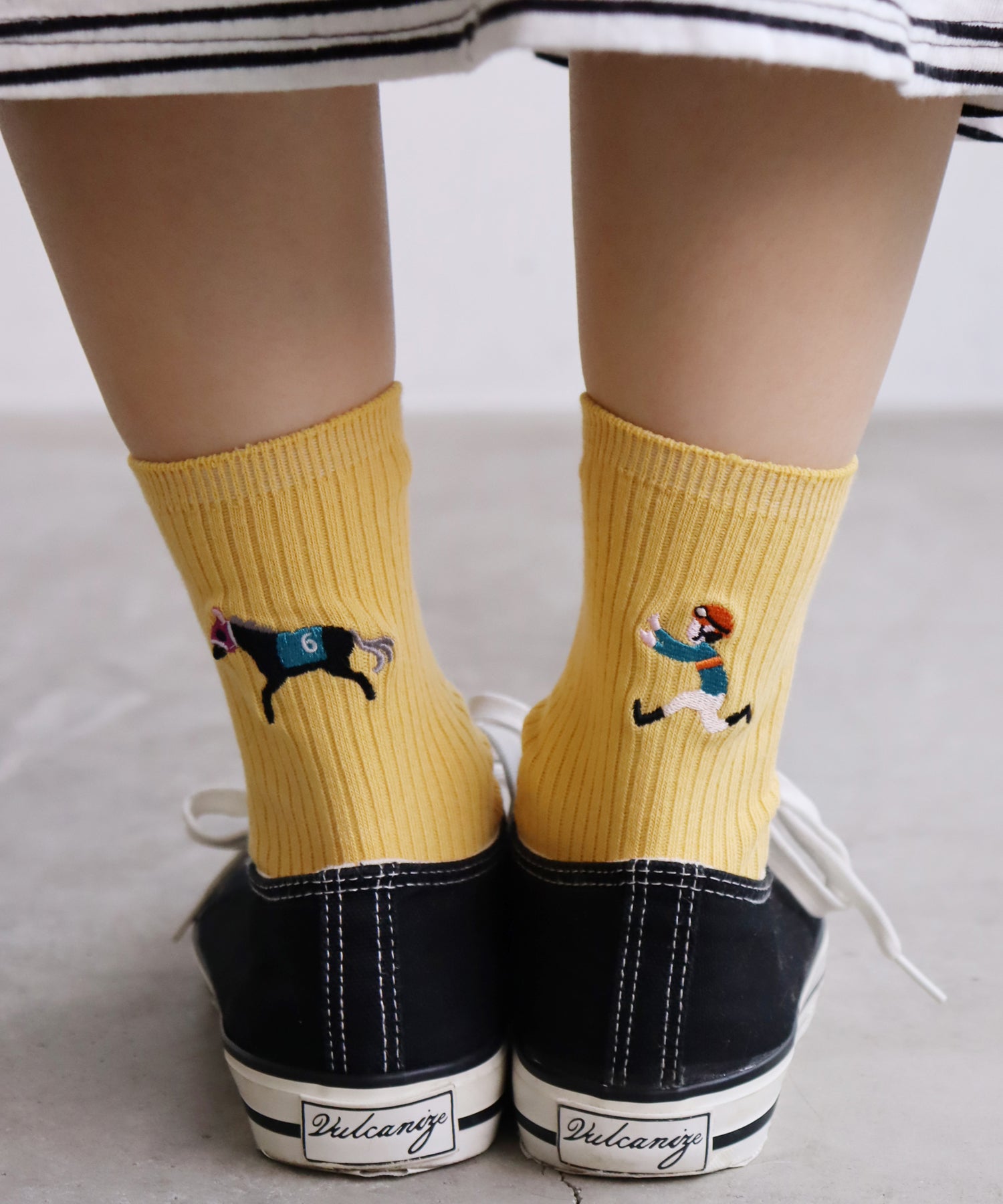 【2足組】置いて行かれてるやん 刺繍ショートソックス