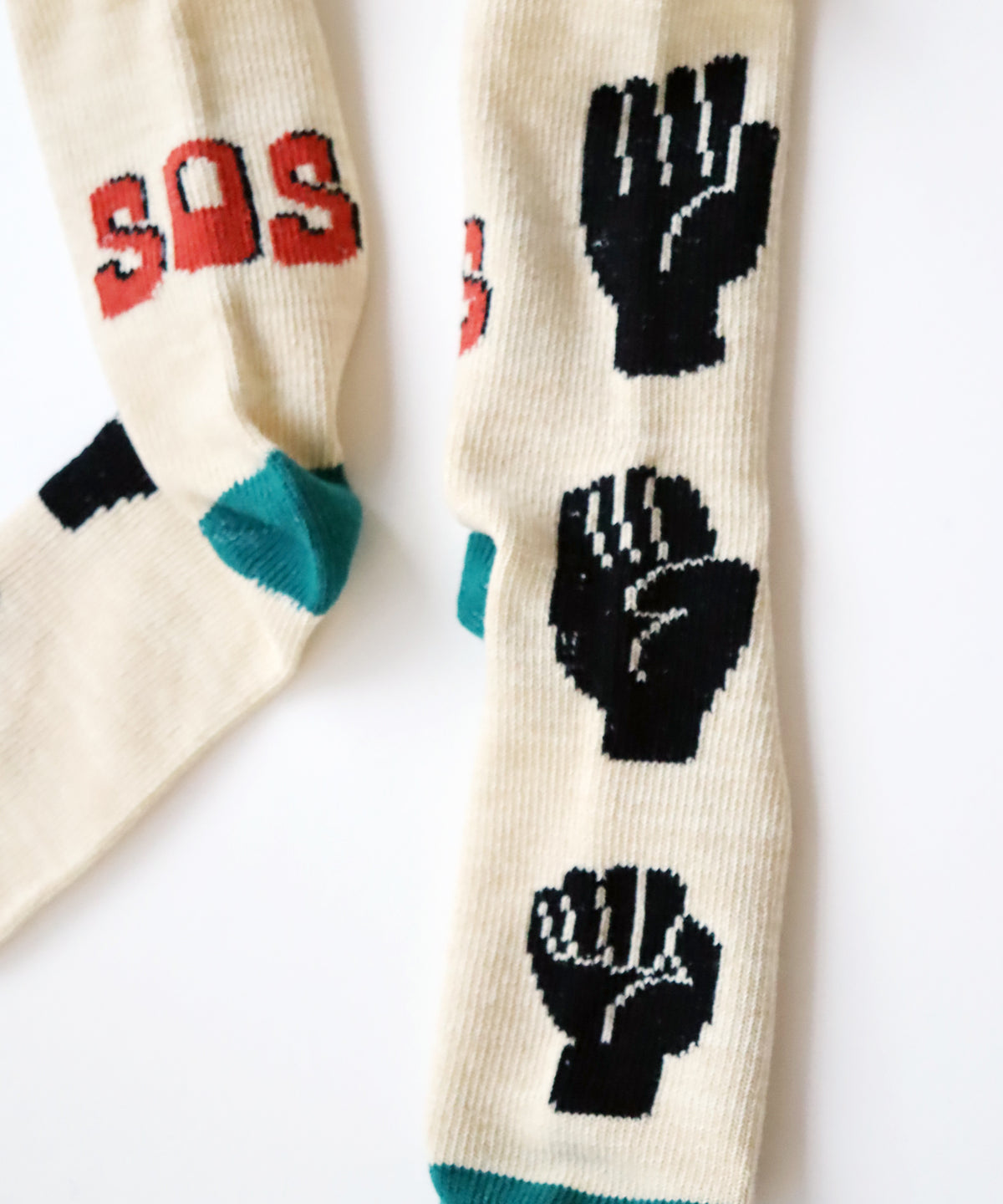 ”SOS”、フロントはそのハンドサイン