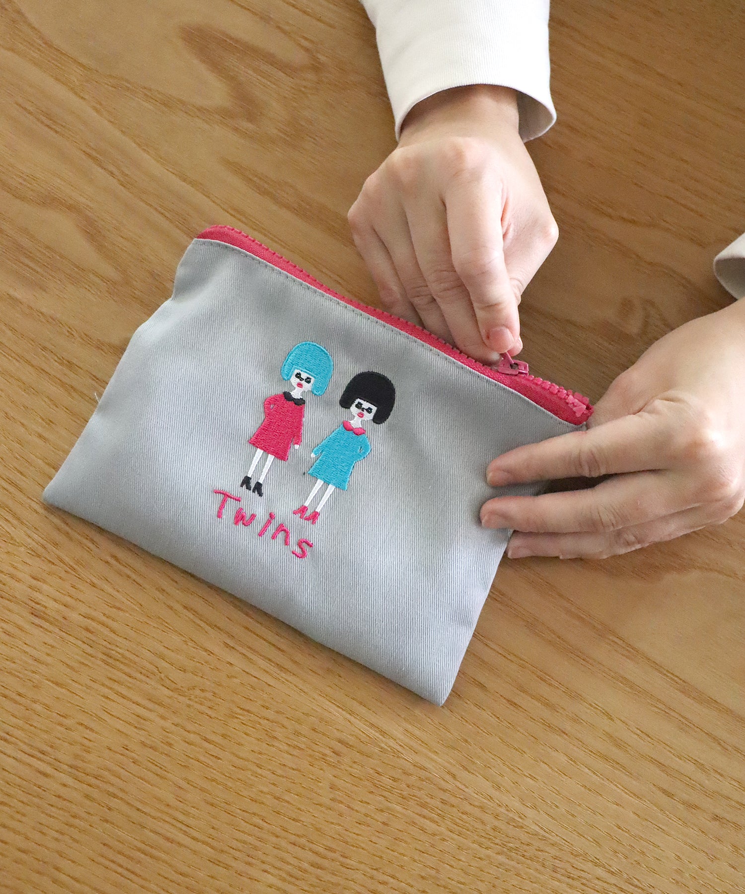 コミカル刺繍 ポーチ