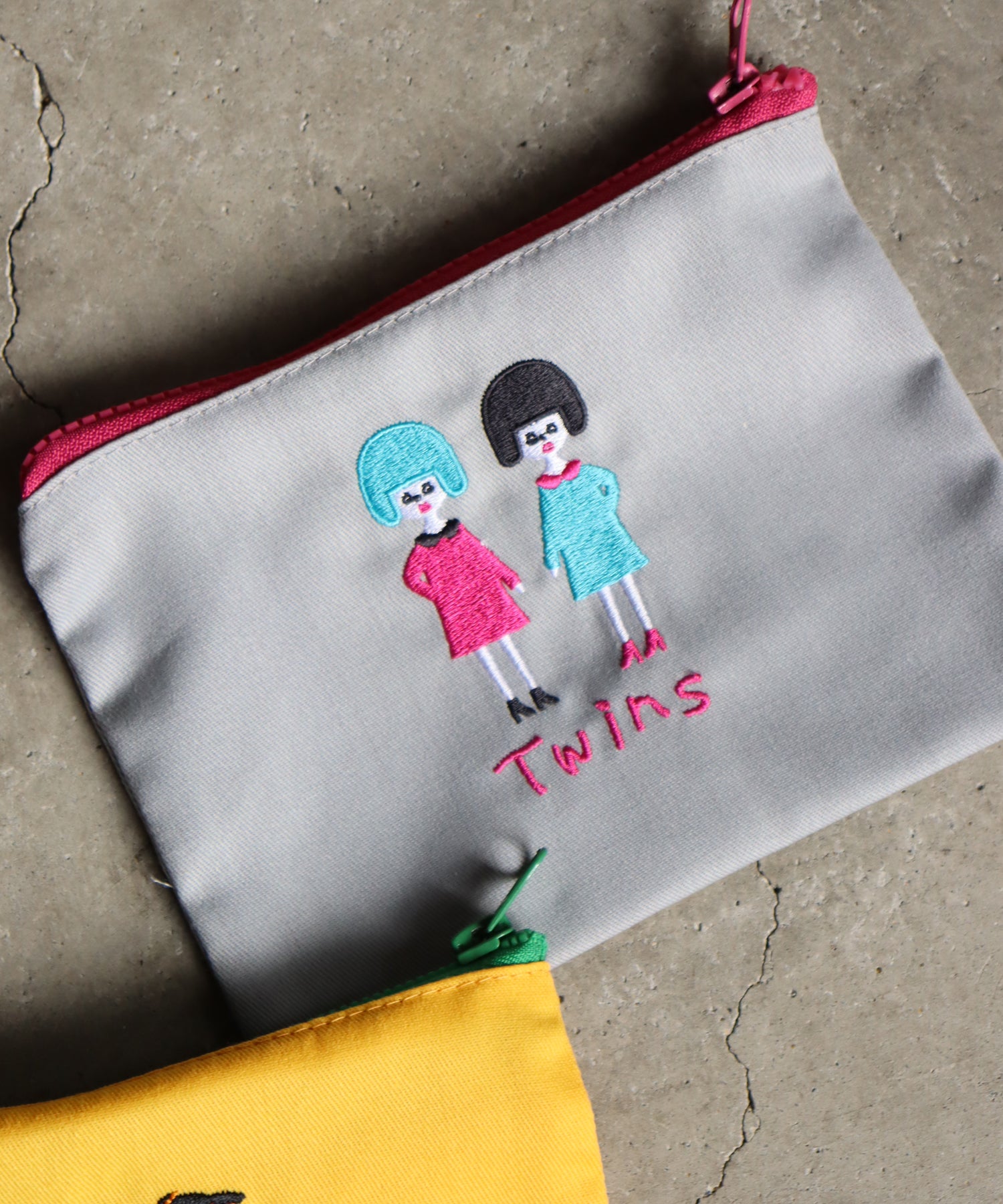 コミカル刺繍 ポーチ