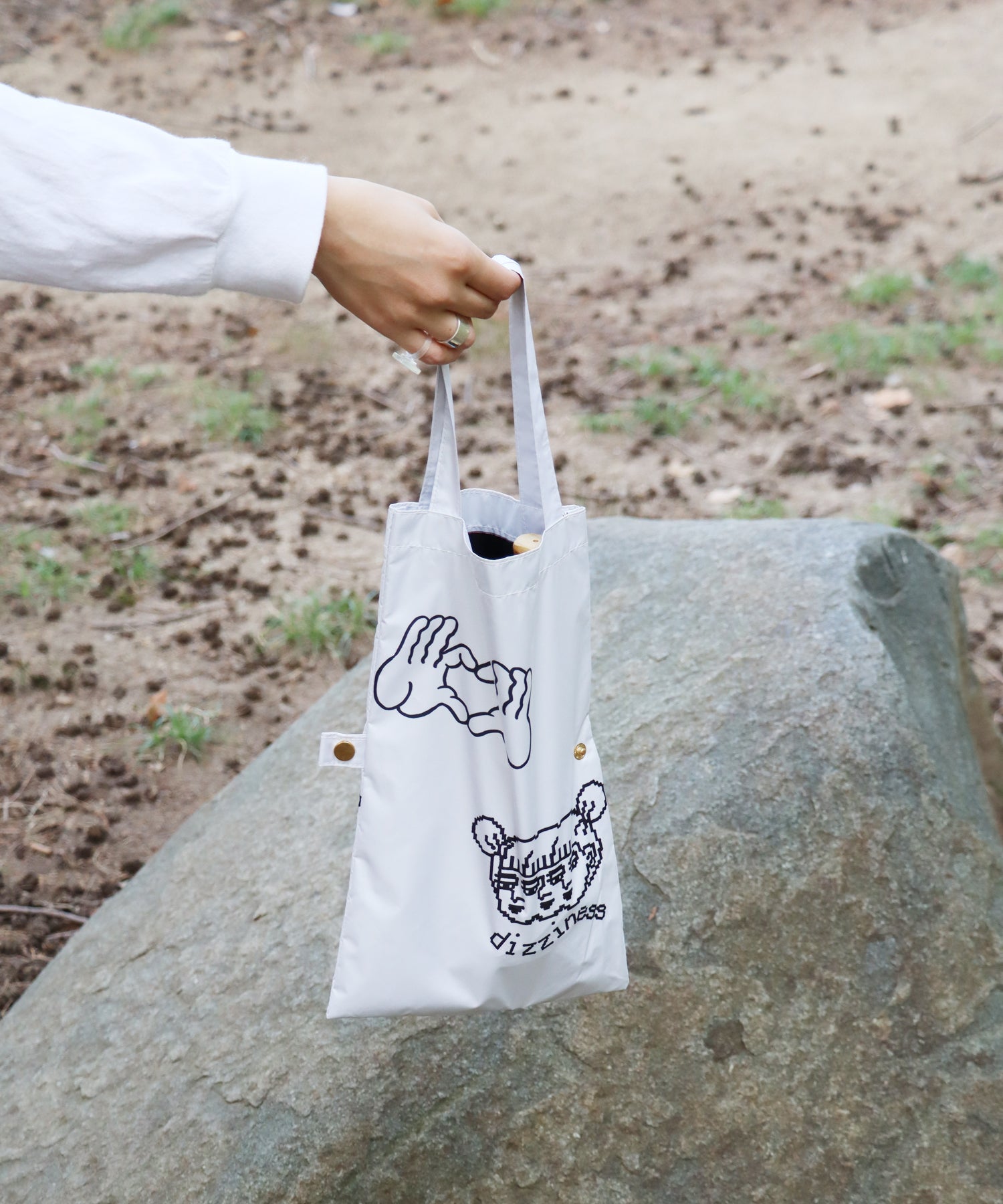 ラフに折りたたんでも収まりやすいトートタイプ。