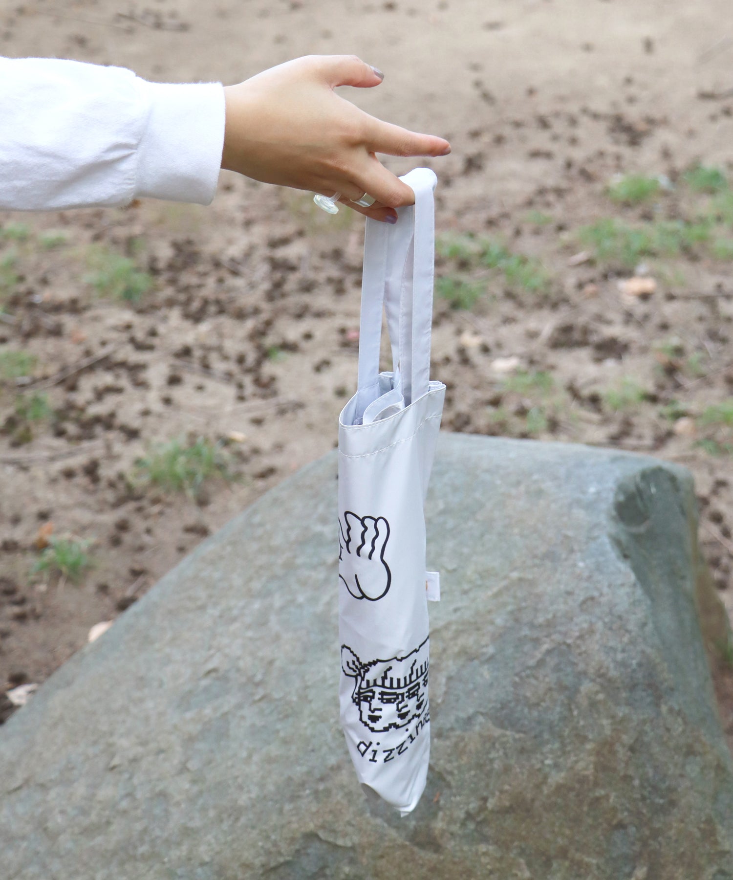 サイドのボタンを留めればコンパクトになります。