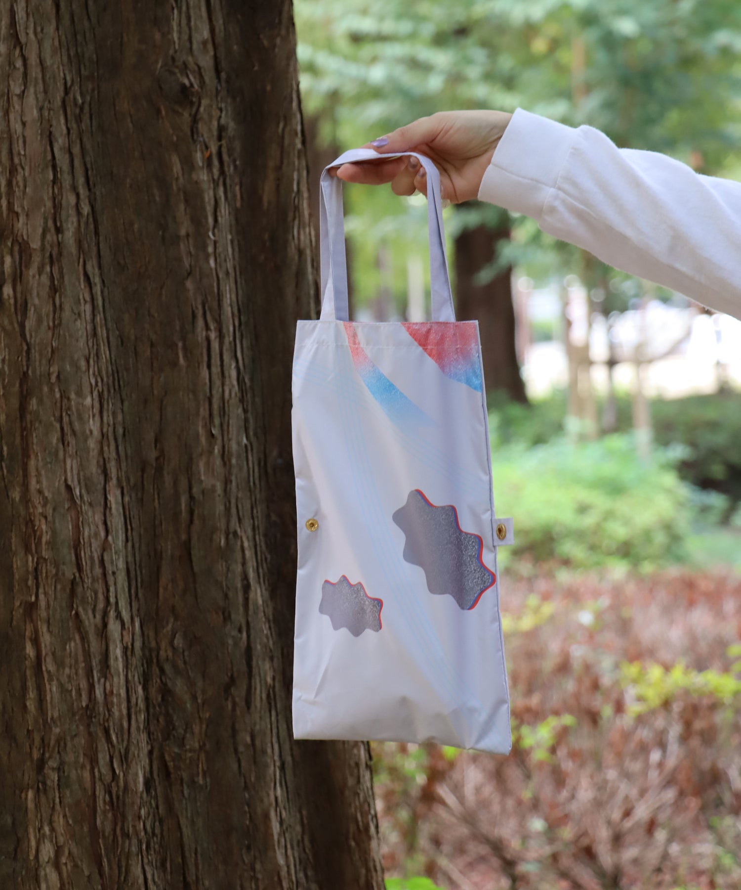 ラフに折りたたんでも収まりやすいトートタイプ。