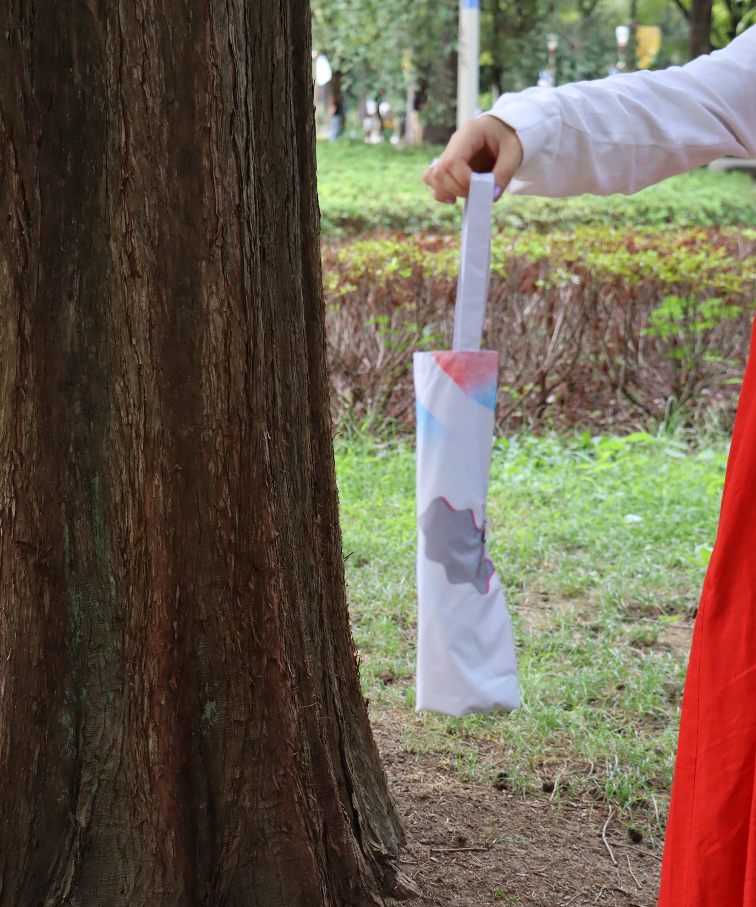 サイドのボタンを留めればコンパクトになります。